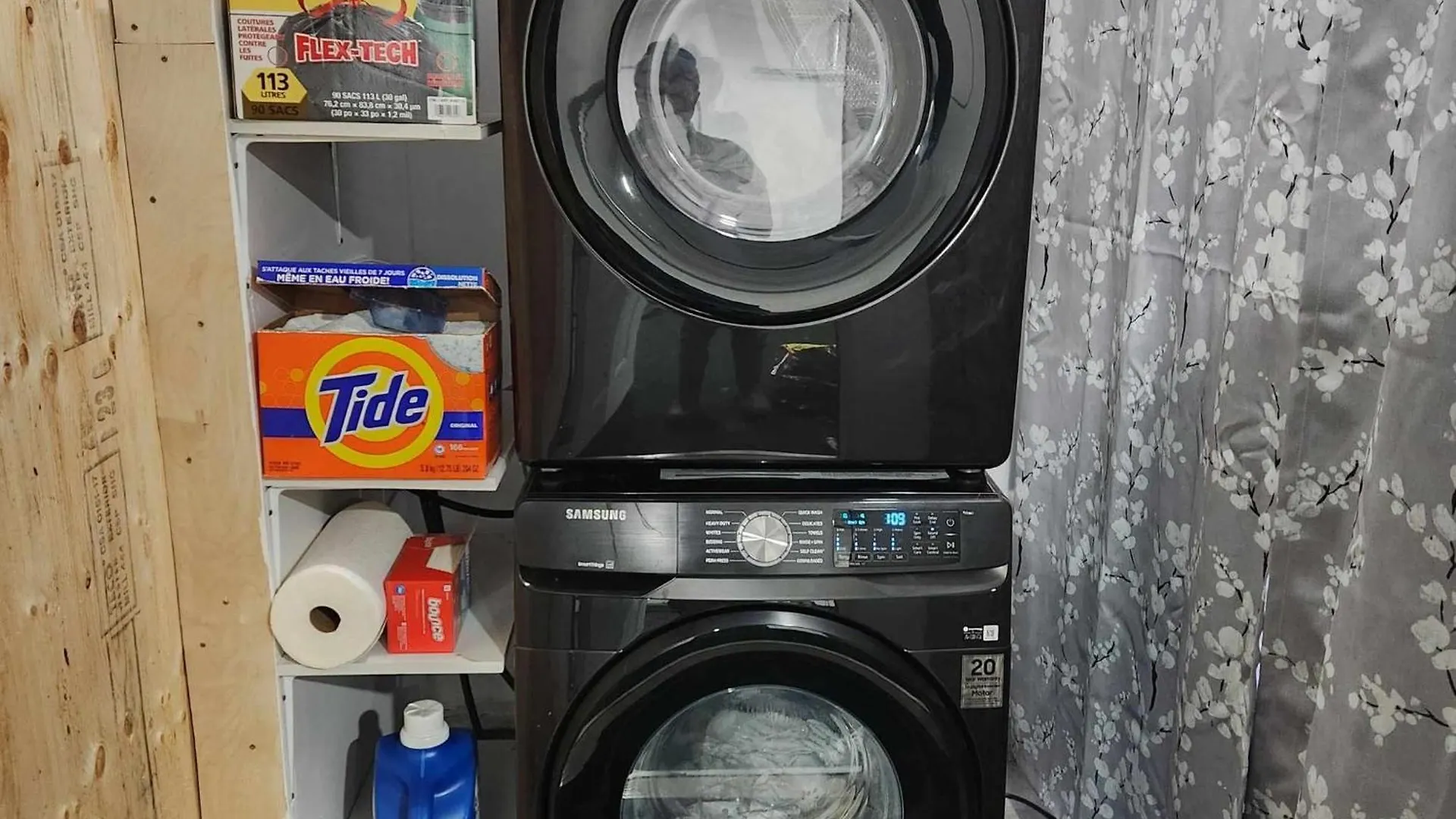 Apartment Modern Family Home With Guest Heat Garage, Pet-Friendly!- No Basement Edmonton Canada